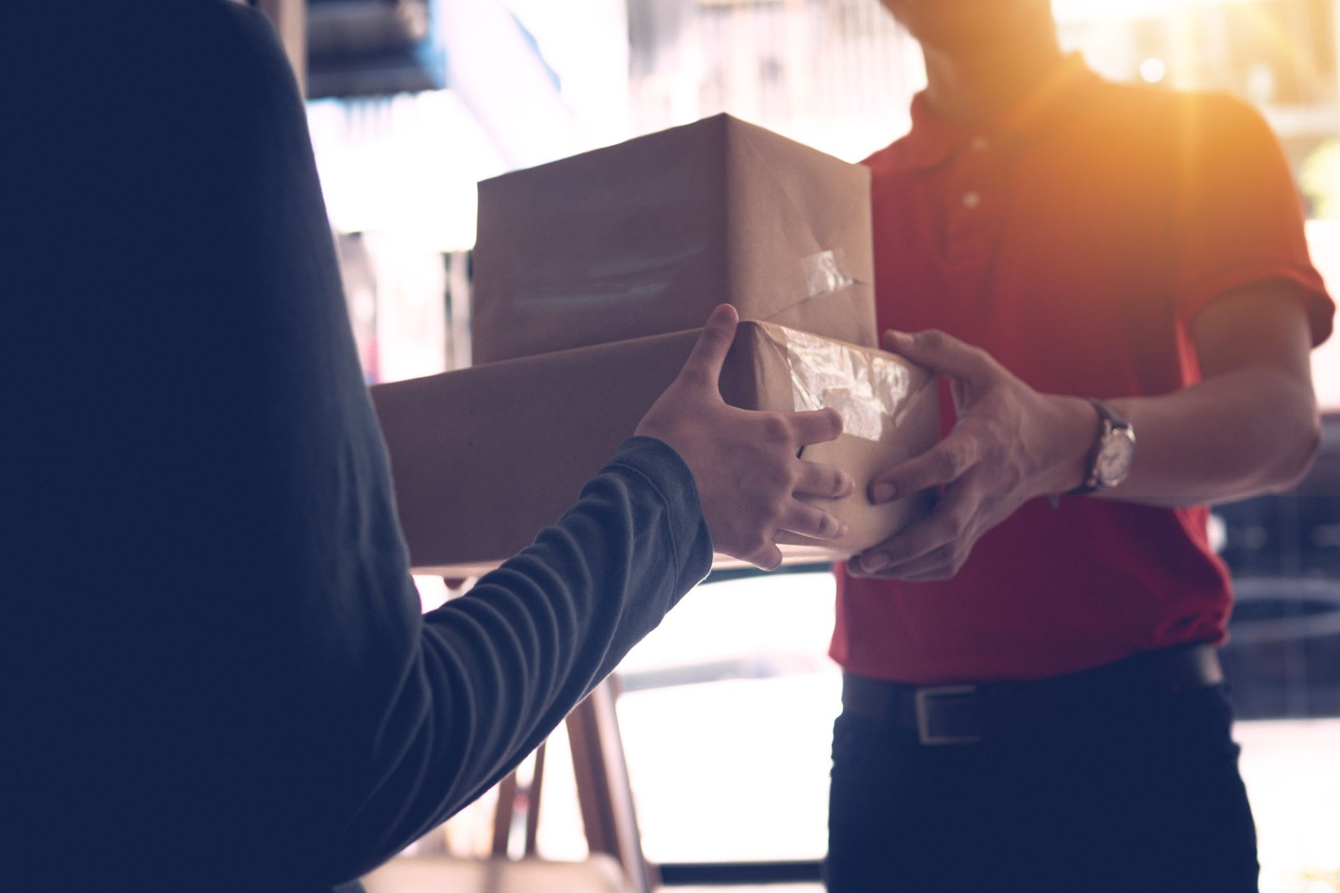 Doi parteneri B2B zâmbind la masa de ședință